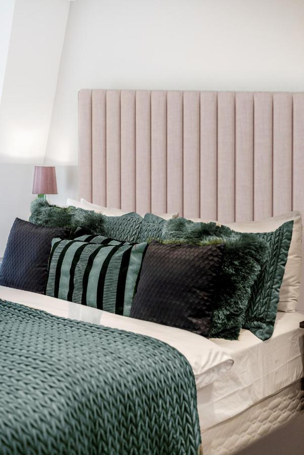 Explore The Most Exquisite West-End From A Harrods Family And Couple Home Лондон Экстерьер фото